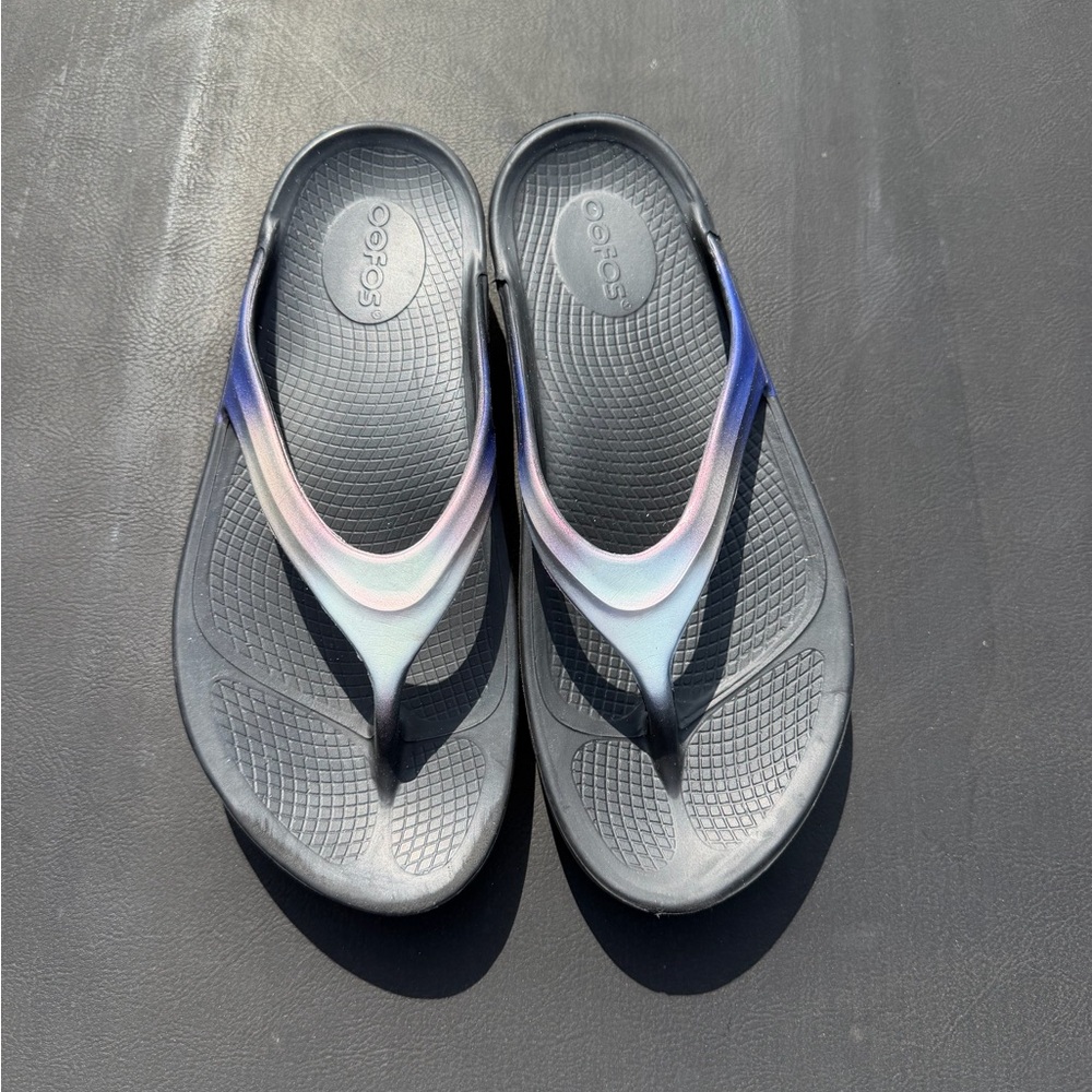 OOFOS Women’s Blue & Pink Flip Flops with Pastel Gradient Straps | Size 9